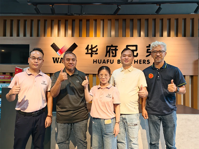 华府兄弟工作人员与马来西亚客户合影