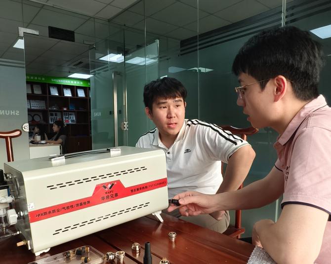 华府兄弟业务员与客户技术员讨论检测方法