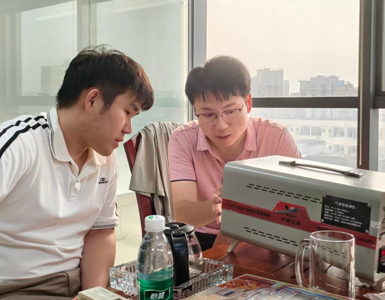 华府兄弟工作人员与客户讨论气密性检测方案