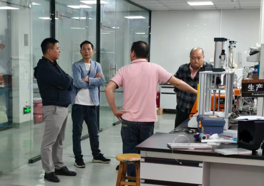 客户与华府兄弟工作人员进行讨论