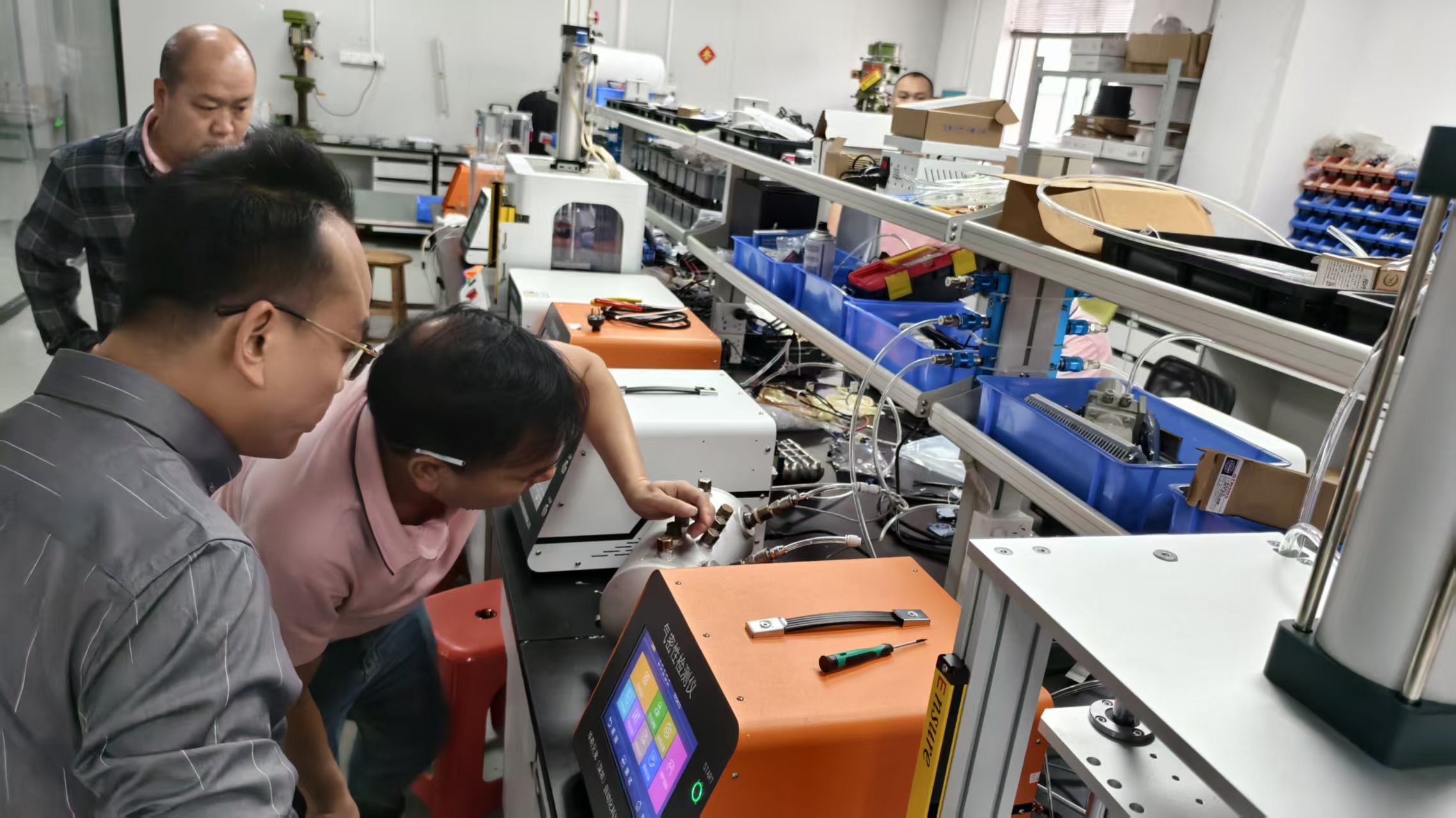 华府兄弟技术人员模拟不良品确认