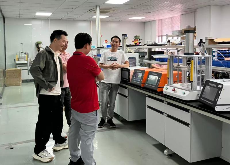 咖啡客户参观华府兄弟气密性检测仪产线