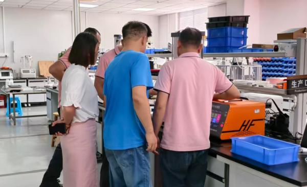 客户在车间与技术员讨论气密性检测方案