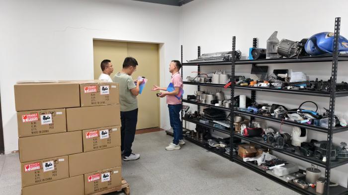 华府兄弟业务经理与客户交流