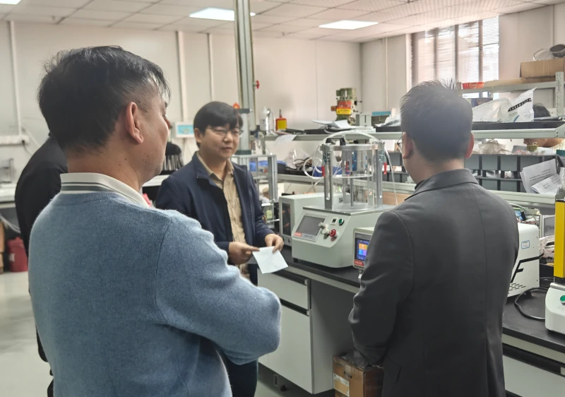 客户参观气密性检测仪生产线