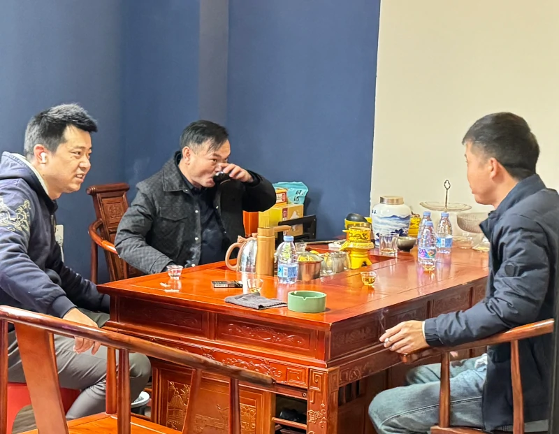 华府兄弟技术人员与客户探讨检测方案