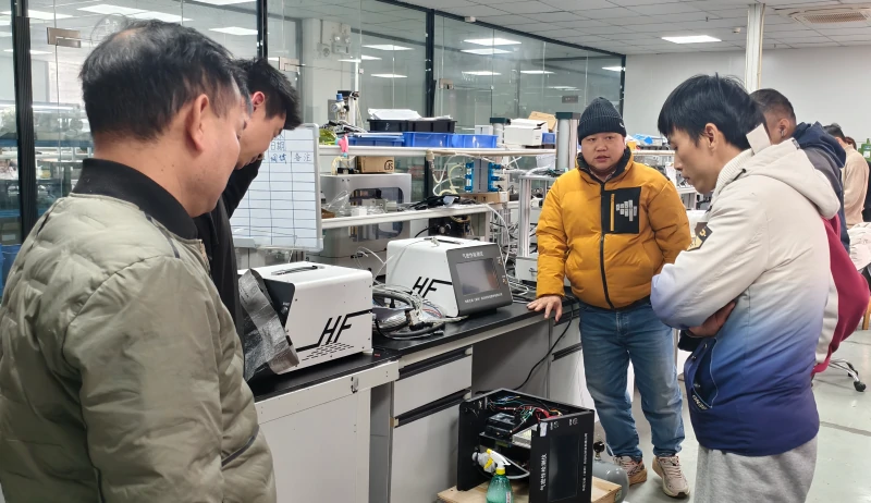 华府兄弟技术人员与客户交流