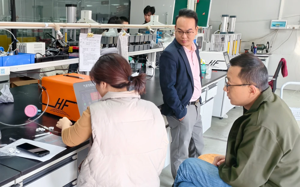 客户正在对产品进行气密性检测