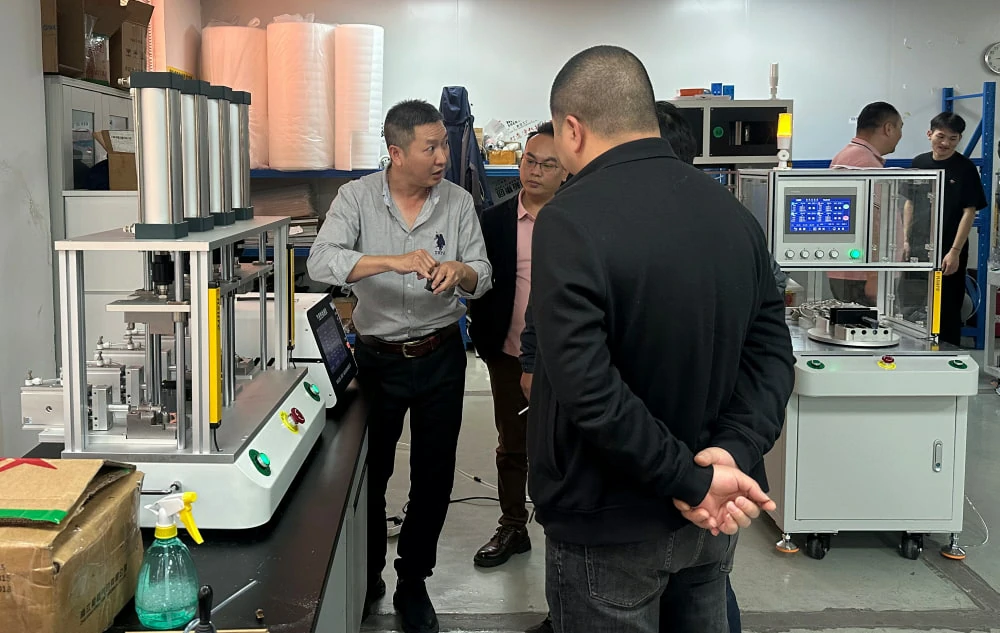 华府兄弟技术人员现场讲解