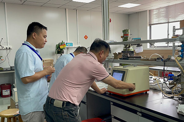 华府兄弟工程师调试仪器