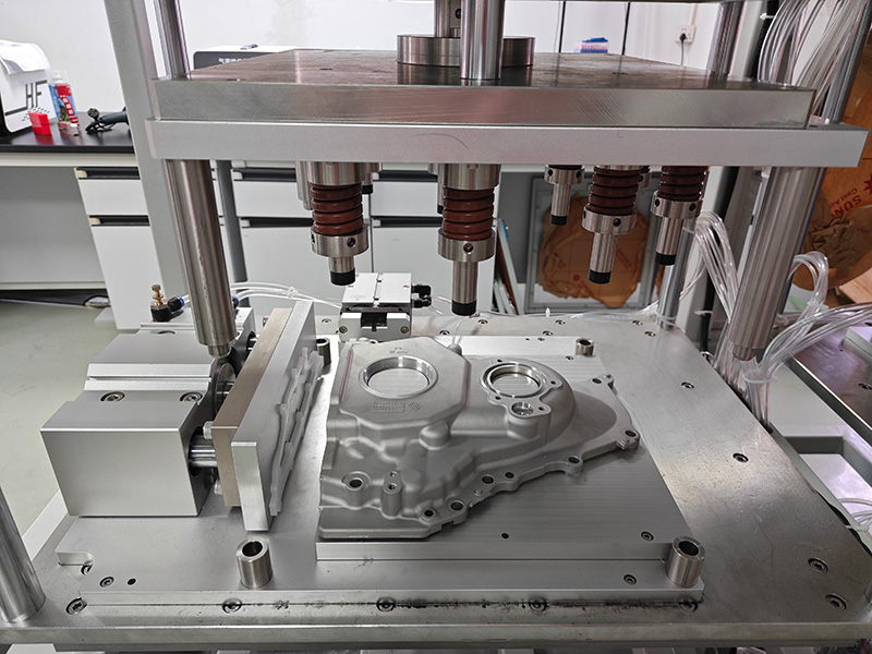 汽车发引擎盖五金压铸件