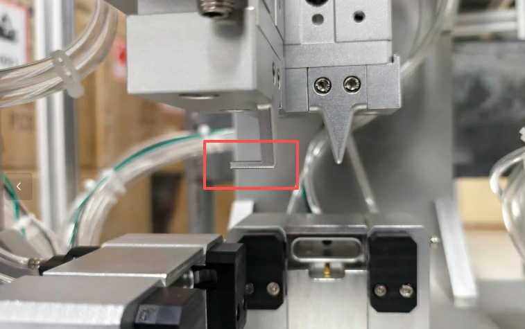 每个工位上用于堵住孔洞的装置