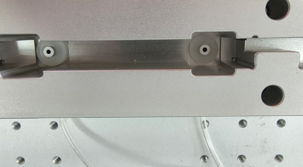 用于封堵和充气的底部治具